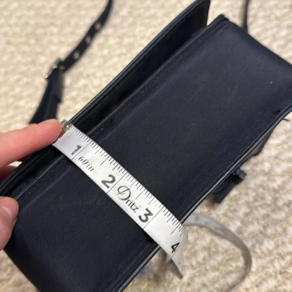 Liz Claiborne navy purse crossbody